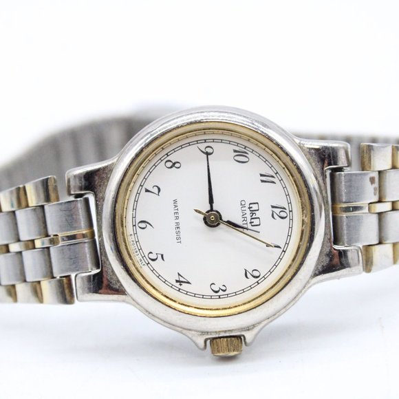 Q&Q Watch Womens Silver Tone Stainless Steel Quartz Water Resistance White Dial - Picture 6 of 8